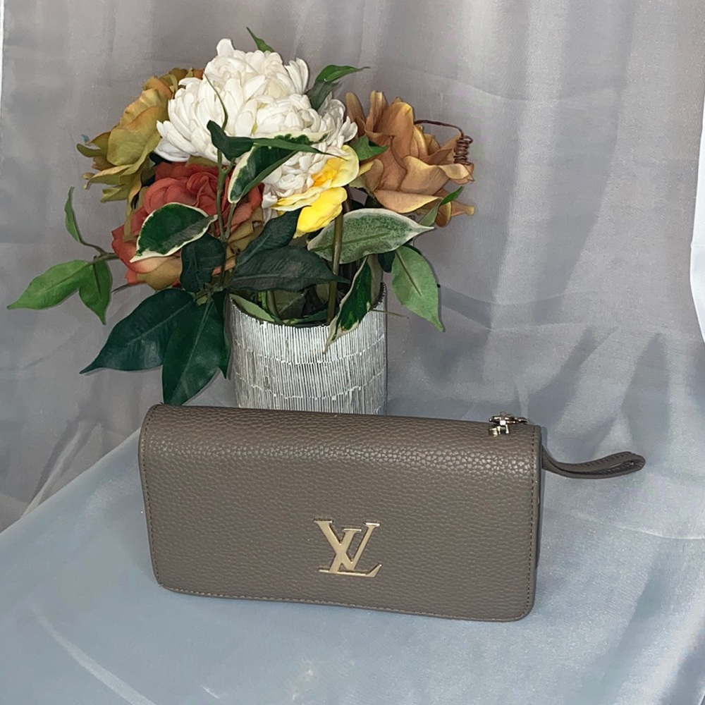 XL Wallet ( Inspired Look )clutch or wristlet 🌺🥰